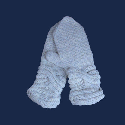 Mini Waves Votter – flotte, varme votter med dobbeltsidig flette for barn og ungdom - Strikkeredet Design - Strikkeoppskrift