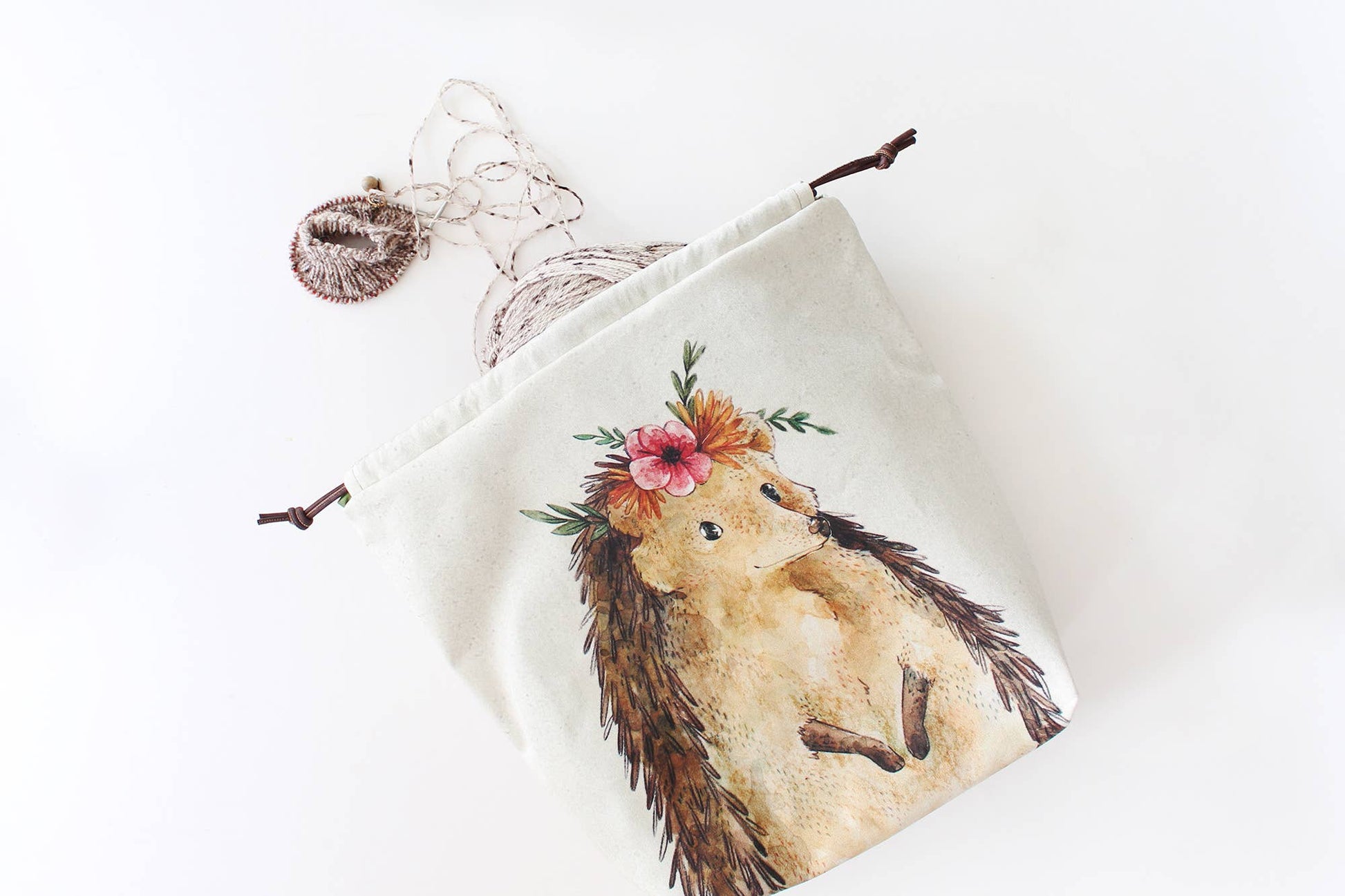 Nikki the Hedgehog – Prosjektpose – The Blue Rabbit House - Strikkeredet Design -