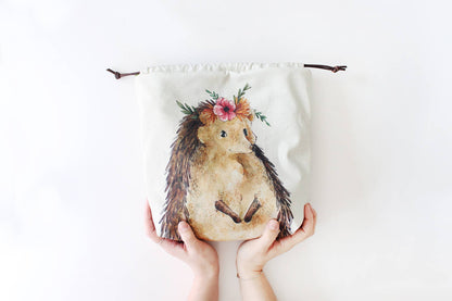 Nikki the Hedgehog – Prosjektpose – The Blue Rabbit House - Strikkeredet Design -