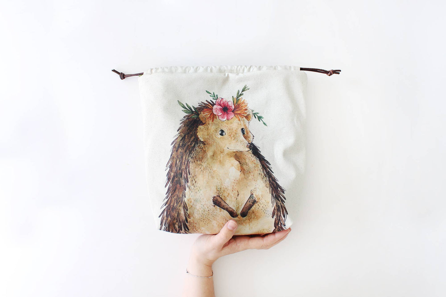 Nikki the Hedgehog – Prosjektpose – The Blue Rabbit House - Strikkeredet Design -