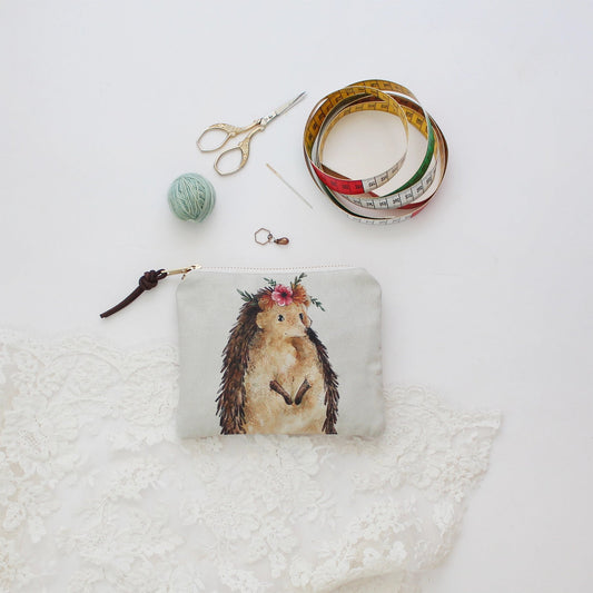 Nikki the Hedgehog – Pung med glidelås – The Blue Rabbit House - Strikkeredet Design -