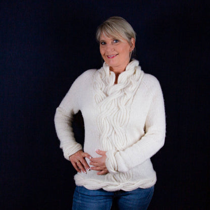 Ocean Waves Genser – delikat og feminin med en vakker dobbeltflette - Strikkeredet Design - Strikkeoppskrift