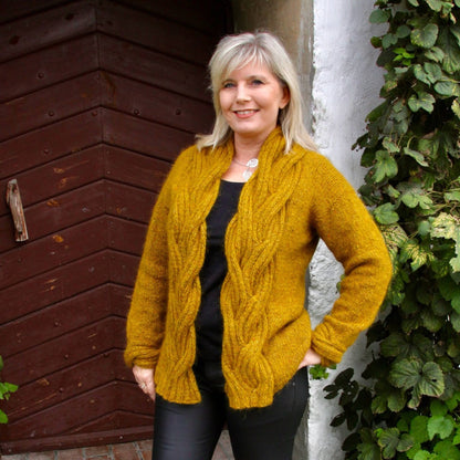 Ocean Waves jakke til voksen - deilig kosejakke med en lekker dobbeltflette (14 masker/10 cm) - Strikkeredet Design - Strikkeoppskrift