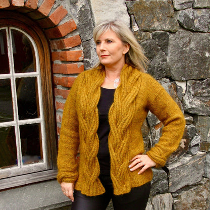 Ocean Waves jakke til voksen - deilig kosejakke med en lekker dobbeltflette (14 masker/10 cm) - Strikkeredet Design - Strikkeoppskrift