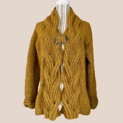 Ocean Waves jakke til voksen - deilig kosejakke med en lekker dobbeltflette (14 masker/10 cm) - Strikkeredet Design - Strikkeoppskrift