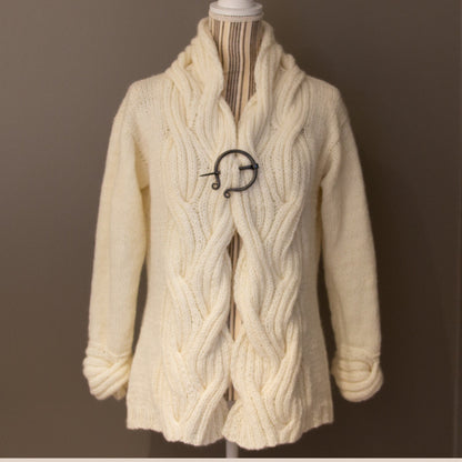 Ocean Waves jakke til voksen - deilig kosejakke med en lekker dobbeltflette (14 masker/10 cm) - Strikkeredet Design - Strikkeoppskrift