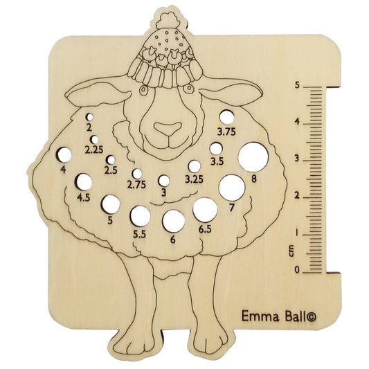 Pinnemåler i tre – sheep in a hat (2–8 mm) – Emma Ball - Strikkeredet Design - 
