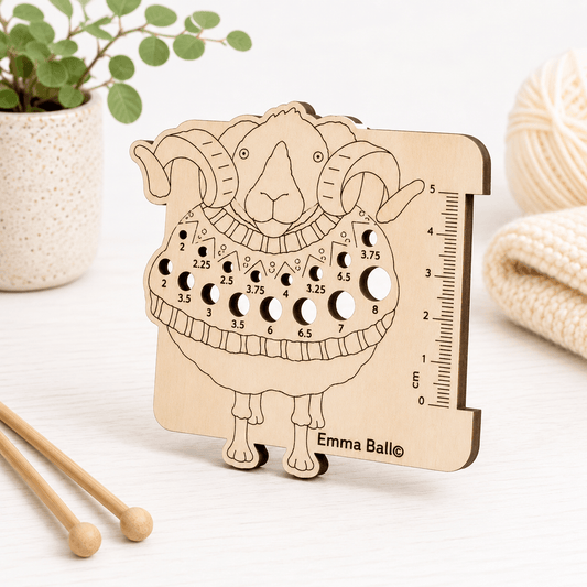 Pinnemåler i tre – Sheep In Sweaters (2–8 mm) – Emma Ball - Strikkeredet Design -