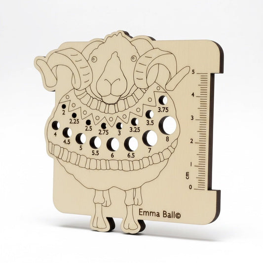 Pinnemåler i tre – Sheep In Sweaters (2–8 mm) – Emma Ball - Strikkeredet Design -