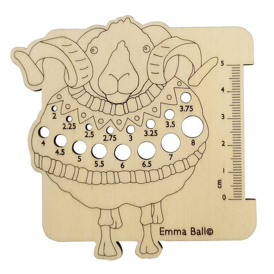 Pinnemåler i tre – Sheep In Sweaters (2–8 mm) – Emma Ball - Strikkeredet Design -