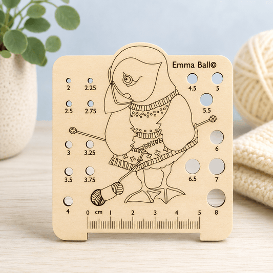 Pinnemåler i tre – Woolly Puffin (2–8 mm) – Emma Ball - Strikkeredet Design - Annet strikketilbehør