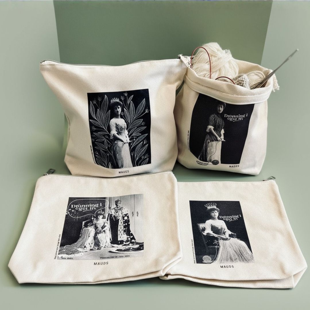 Prosjektbager med ikoniske motiver av Dronning Maud - Strikkeredet Design - Prosjektveske