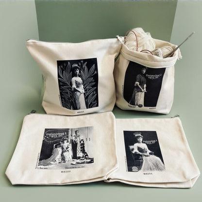 Prosjektbager med ikoniske motiver av Dronning Maud - Strikkeredet Design - Prosjektveske