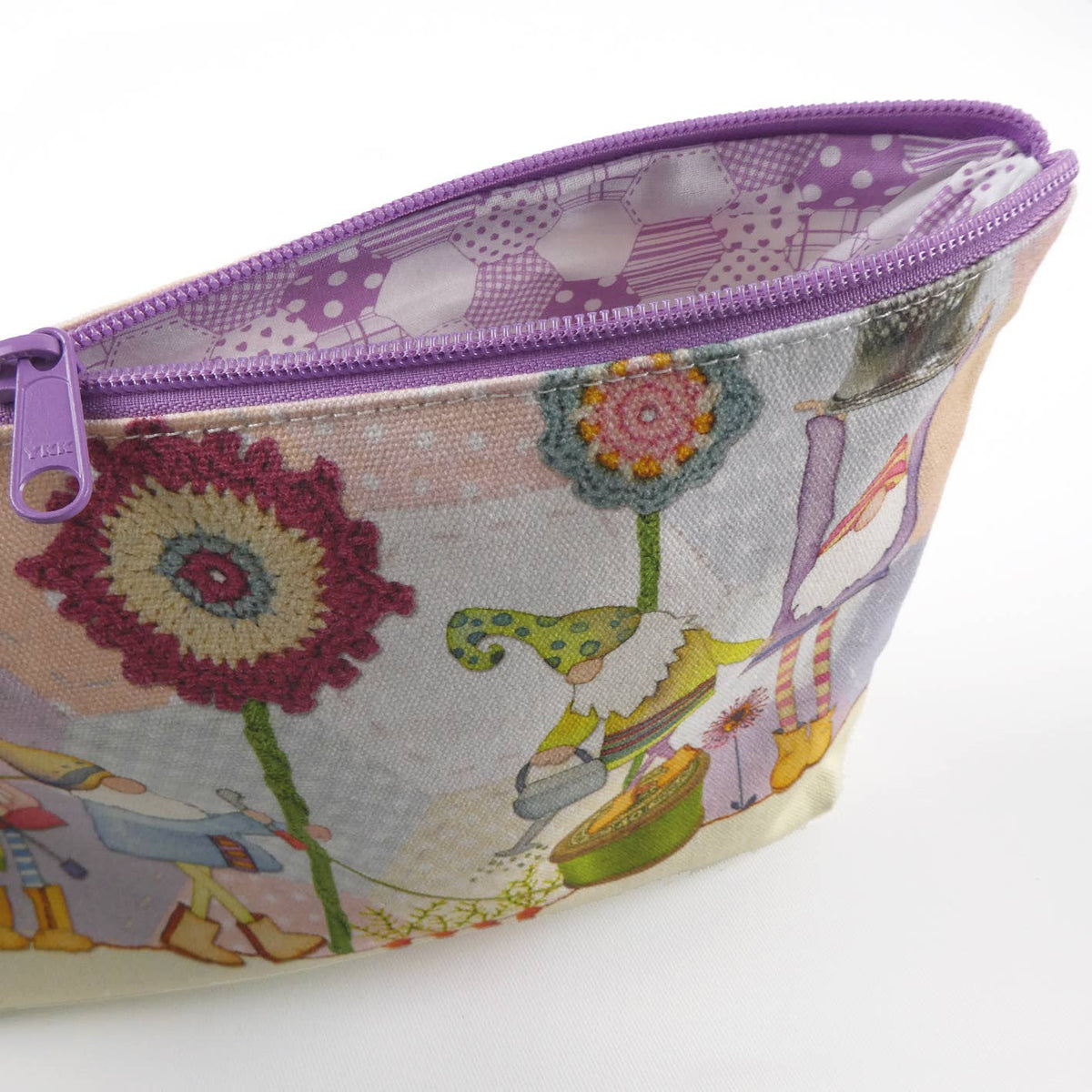 Prosjektveske med glidelås – Crafting Gnomes – Emma Ball - Strikkeredet Design -