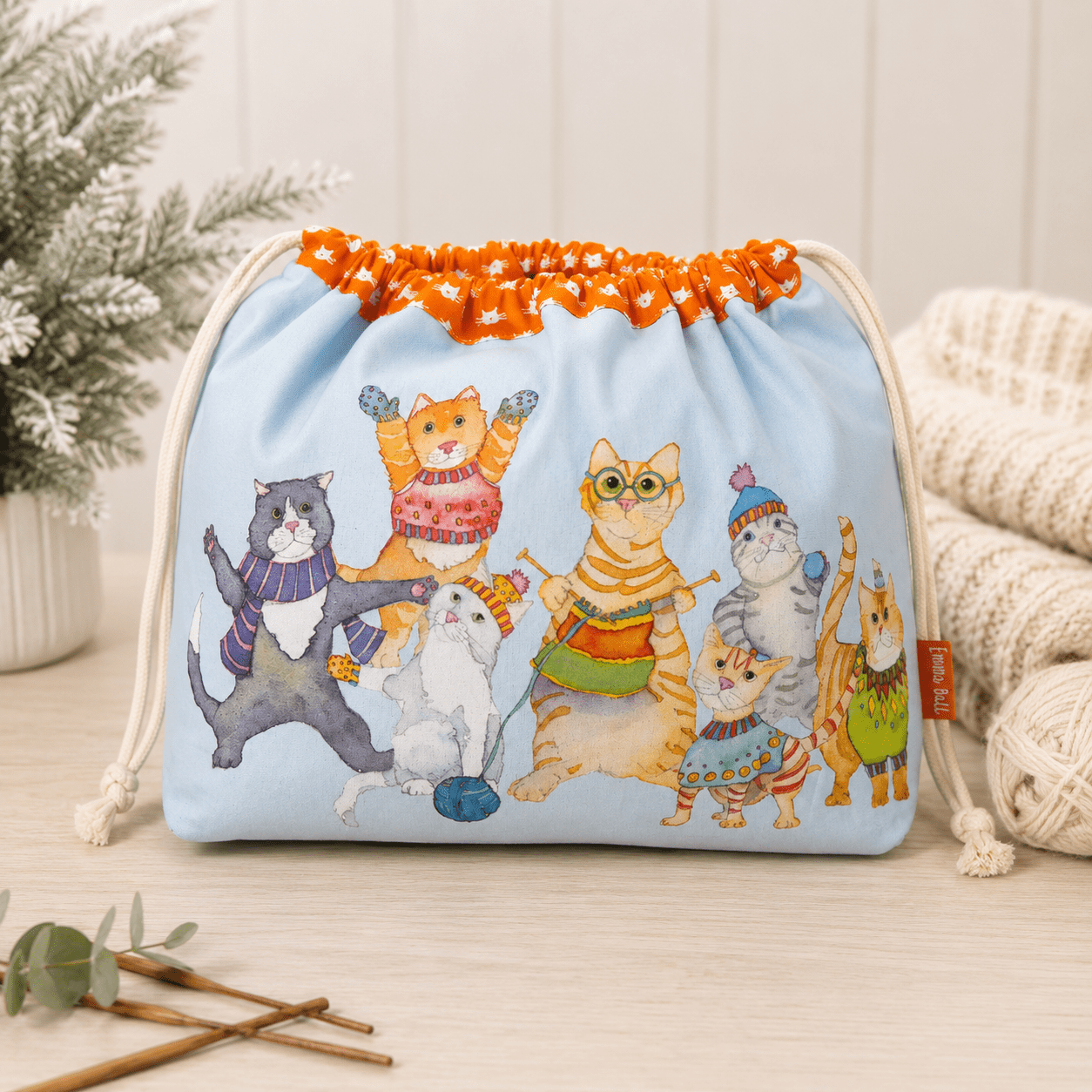 Prosjektveske med snøring – Kittens In Mittens – Emma Ball - Strikkeredet Design -