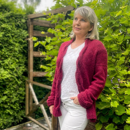 Sandbølger Jakke – deilig kosejakke med lekre fletter (17 masker/10 cm) - Strikkeredet Design - Strikkeoppskrift