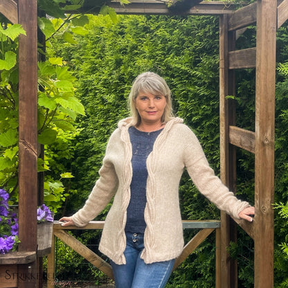 Sandbølger Jakke – deilig kosejakke med lekre fletter (17 masker/10 cm) - Strikkeredet Design - Strikkeoppskrift