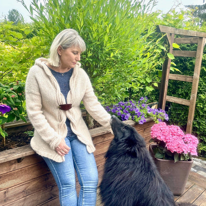 Sandbølger Jakke – deilig kosejakke med lekre fletter (17 masker/10 cm) - Strikkeredet Design - Strikkeoppskrift