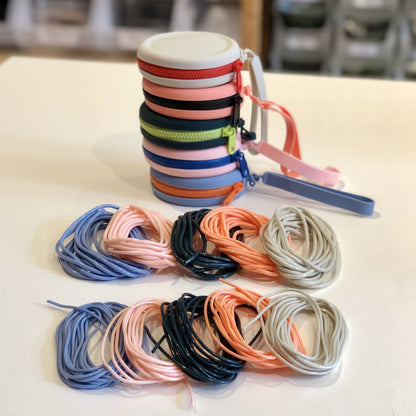 Silikon vaierveske med fleksible vaiere og praktisk trykklås - Strikkeredet Design - Annet strikketilbehør