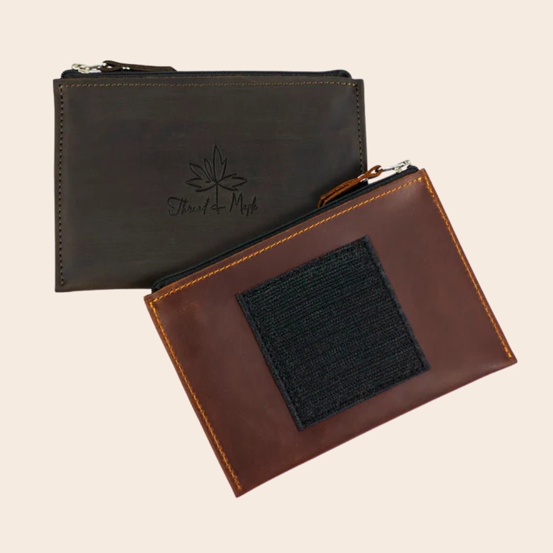 Skinnetui med glidelås og borrelås - Strikkeredet Design - Thread and Maple håndlagde lærprodukter