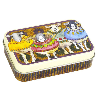 Spillkort i boks – Sheep In Sweaters – Emma Ball - Strikkeredet Design -