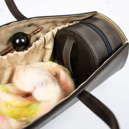 Spinneveske – designet av Andrea Mowry & Thread & Maple - Strikkeredet Design - Veske i ekte lær