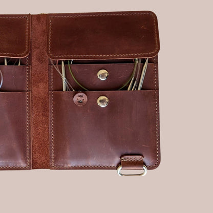 Størrelsesmarkører for strikkepinnemapper – finn raskt rett pinnestørrelse - Strikkeredet Design - Thread and Maple innleggsmapper for strikkeverktøy