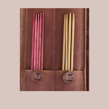 Størrelsesmarkører for strikkepinnemapper – finn raskt rett pinnestørrelse - Strikkeredet Design - Thread and Maple innleggsmapper for strikkeverktøy