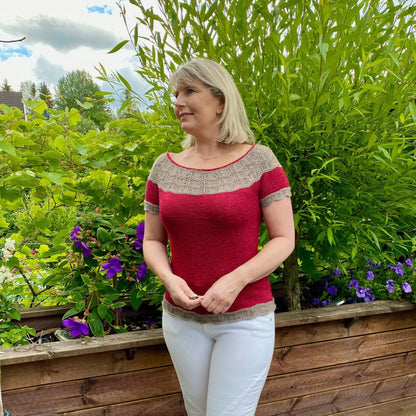 Summer date – lekker og feminin sommertopp med to bruksmåter - Strikkeredet Design - Strikkeoppskrift