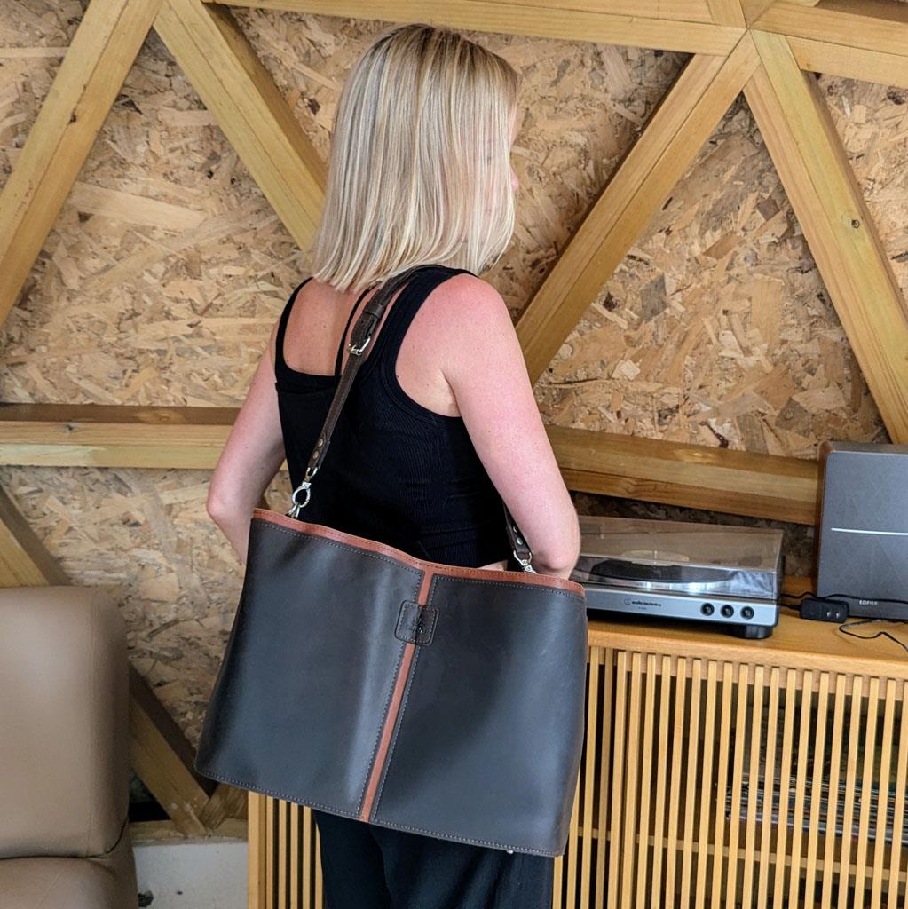 Telescopic Tote – vesken som vokser med prosjektet ditt! - Strikkeredet Design - Veske i ekte lær