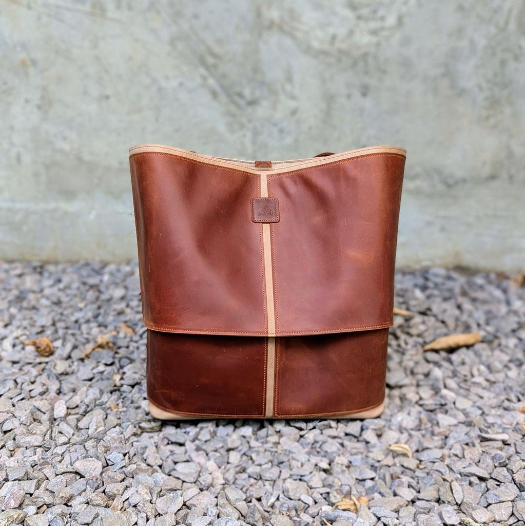 Telescopic Tote – vesken som vokser med prosjektet ditt! - Strikkeredet Design - Veske i ekte lær