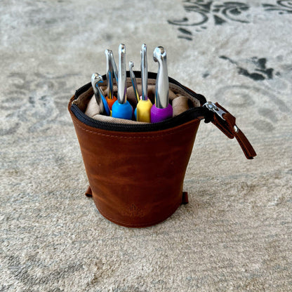 Teleskopisk skinnveske for enkel tilgang og bærbar bekvemmelighet ✨ - Strikkeredet Design - Thread and Maple håndlagde lærprodukter