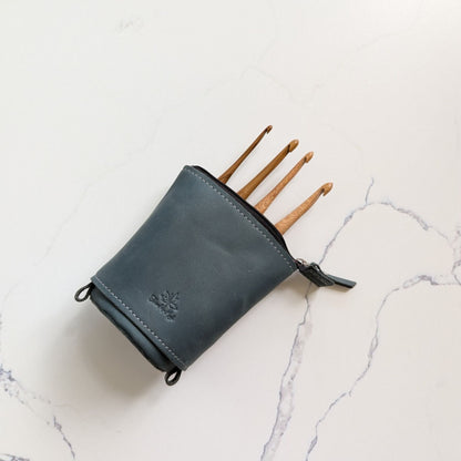Teleskopisk skinnveske for enkel tilgang og bærbar bekvemmelighet ✨ - Strikkeredet Design - Thread and Maple håndlagde lærprodukter