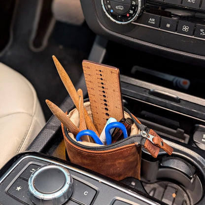 Teleskopisk skinnveske for enkel tilgang og bærbar bekvemmelighet ✨ - Strikkeredet Design - Thread and Maple håndlagde lærprodukter