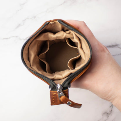 Teleskopisk skinnveske for enkel tilgang og bærbar bekvemmelighet ✨ - Strikkeredet Design - Thread and Maple håndlagde lærprodukter