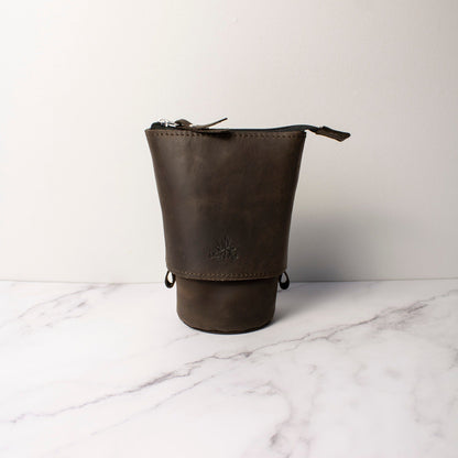 Teleskopisk skinnveske for enkel tilgang og bærbar bekvemmelighet ✨ - Strikkeredet Design - Thread and Maple håndlagde lærprodukter