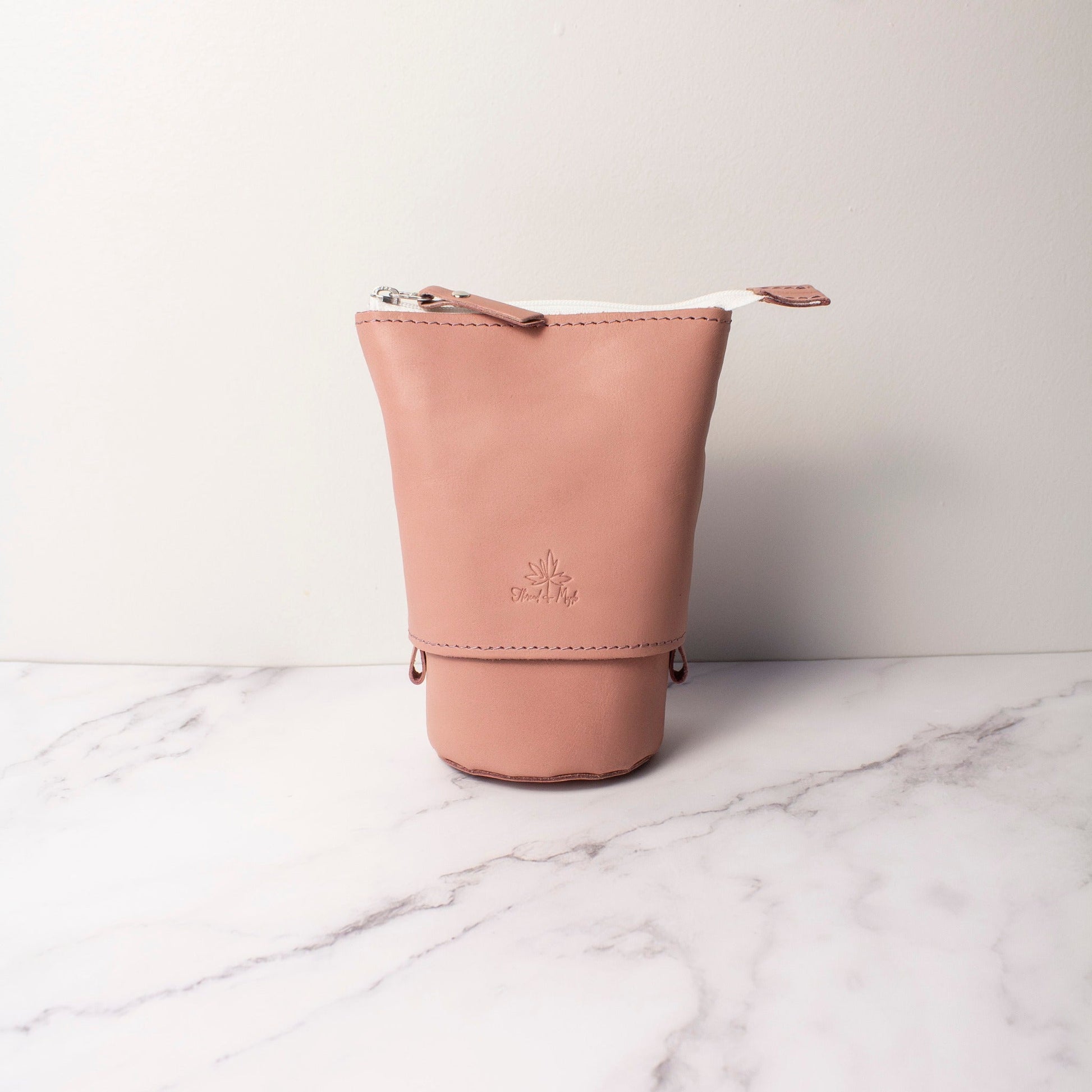 Teleskopisk skinnveske for enkel tilgang og bærbar bekvemmelighet ✨ - Strikkeredet Design - Thread and Maple håndlagde lærprodukter