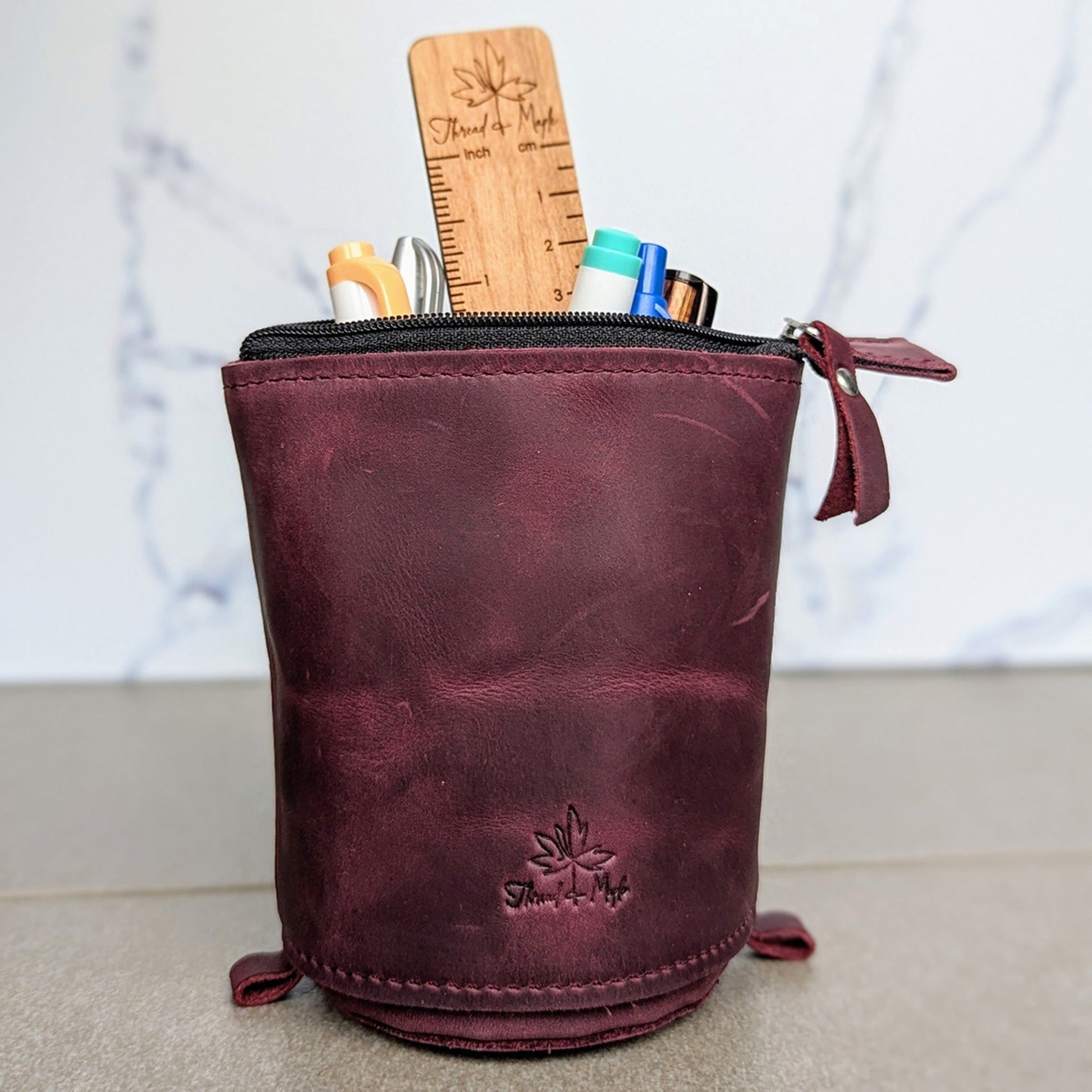 Teleskopisk skinnveske for enkel tilgang og bærbar bekvemmelighet ✨ - Strikkeredet Design - Thread and Maple håndlagde lærprodukter