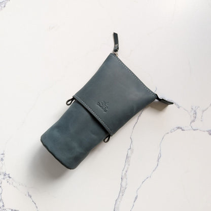 Teleskopisk skinnveske for enkel tilgang og bærbar bekvemmelighet ✨ - Strikkeredet Design - Thread and Maple håndlagde lærprodukter