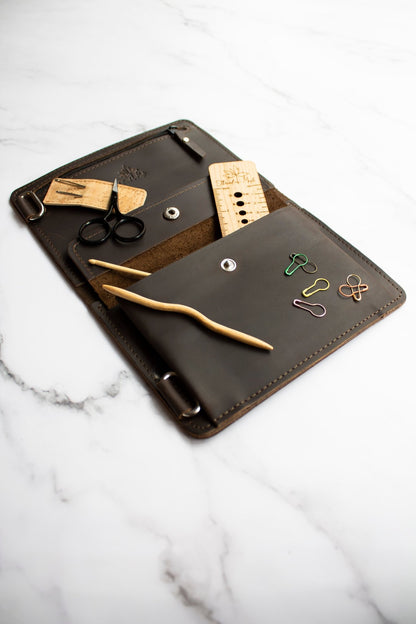 Thread and Maple Catch All Side – Allsidig oppbevaring for alt av strikketilbehør - Strikkeredet Design - Thread and Maple innleggsmapper for strikkeverktøy