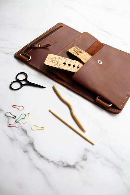 Thread and Maple Catch All Side – Allsidig oppbevaring for alt av strikketilbehør - Strikkeredet Design - Thread and Maple innleggsmapper for strikkeverktøy