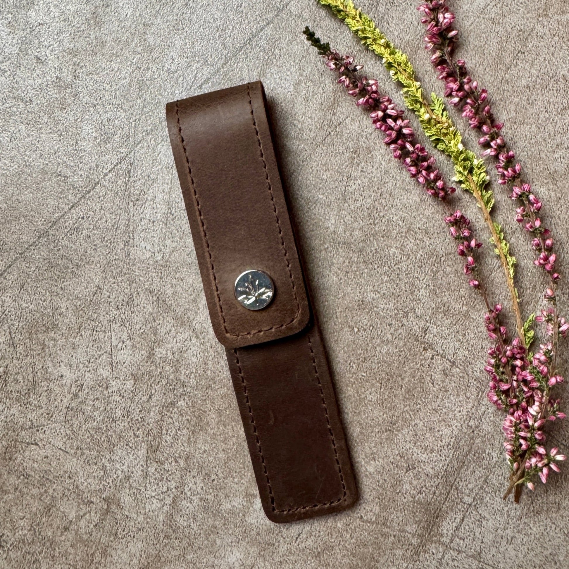 Thread and Maple flettepinne - etui i mykt skinn - Strikkeredet Design - Thread and Maple håndlagde lærprodukter