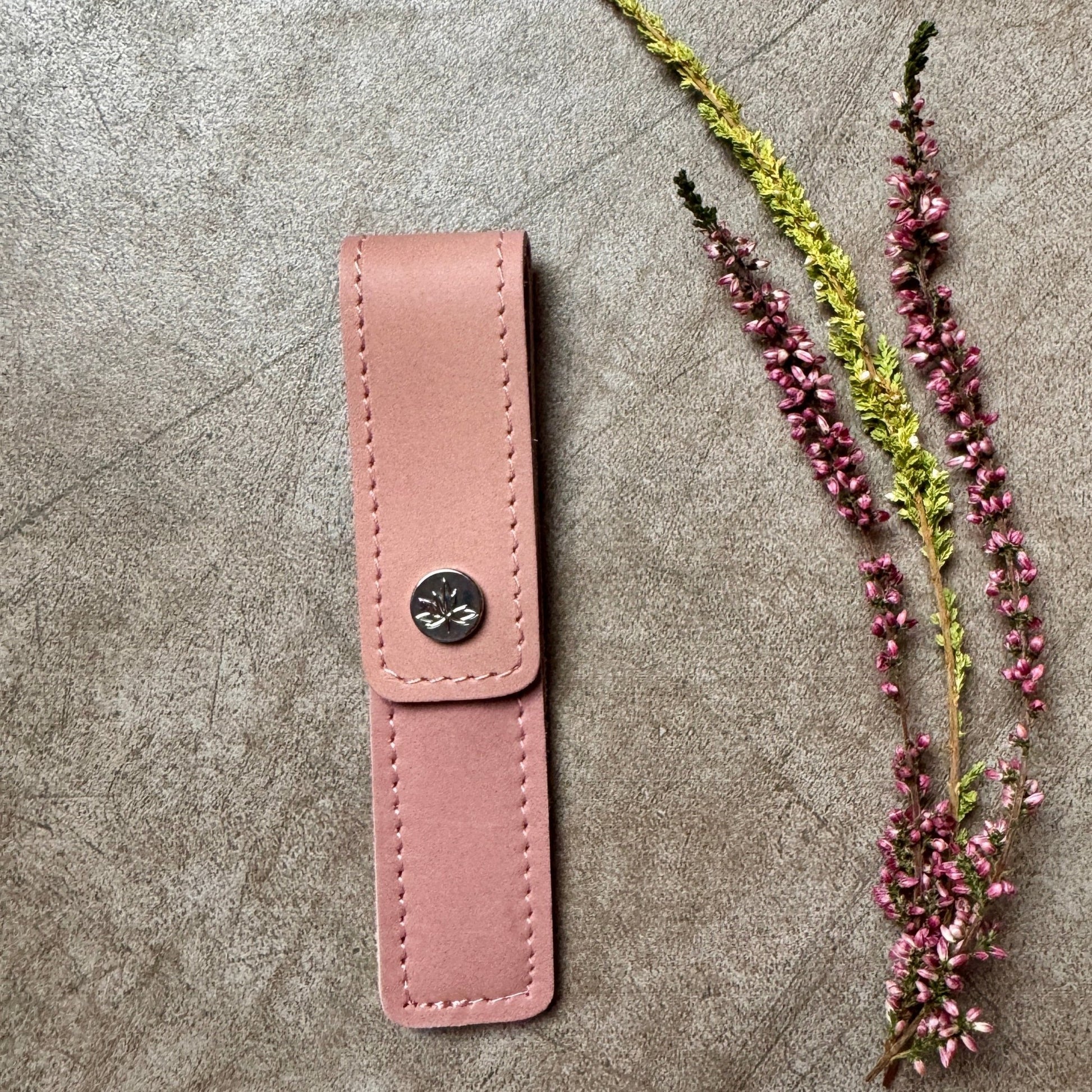 Thread and Maple flettepinne - etui i mykt skinn - Strikkeredet Design - Thread and Maple håndlagde lærprodukter