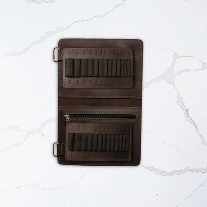 Thread and Maple Innleggsmappe i ekte lær for 2 og 3 ChiaoGoo TWIST Shorties pinnesett - Strikkeredet Design - Thread and Maple innleggsmapper for strikkeverktøy