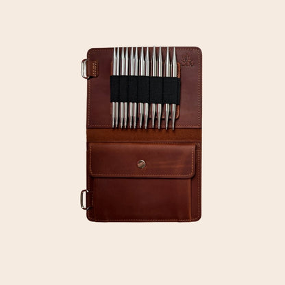 Thread and Maple Innleggsmappe i ekte lær for ChiaoGoo halvt pinnesett Large (5,5 mm - 10,0 mm) - Strikkeredet Design - Thread and Maple innleggsmapper for strikkeverktøy