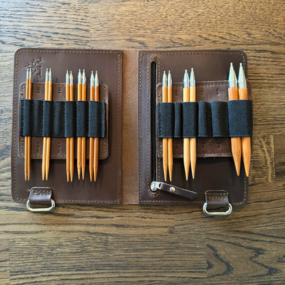 Thread and Maple Innleggsmappe i ekte lær for ChiaoGoo Komplett Pinnesett (2,75 mm - 10 mm) - Strikkeredet Design - Thread and Maple innleggsmapper for strikkeverktøy