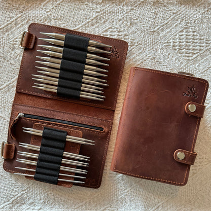 Thread and Maple Innleggsmappe i ekte lær for ChiaoGoo Komplett Pinnesett (2,75 mm - 10 mm) - Strikkeredet Design - Thread and Maple innleggsmapper for strikkeverktøy