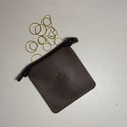 Thread and Maple kompakt veske/pung for maskemarkører og småtilbehør - Strikkeredet Design - Thread and Maple håndlagde lærprodukter