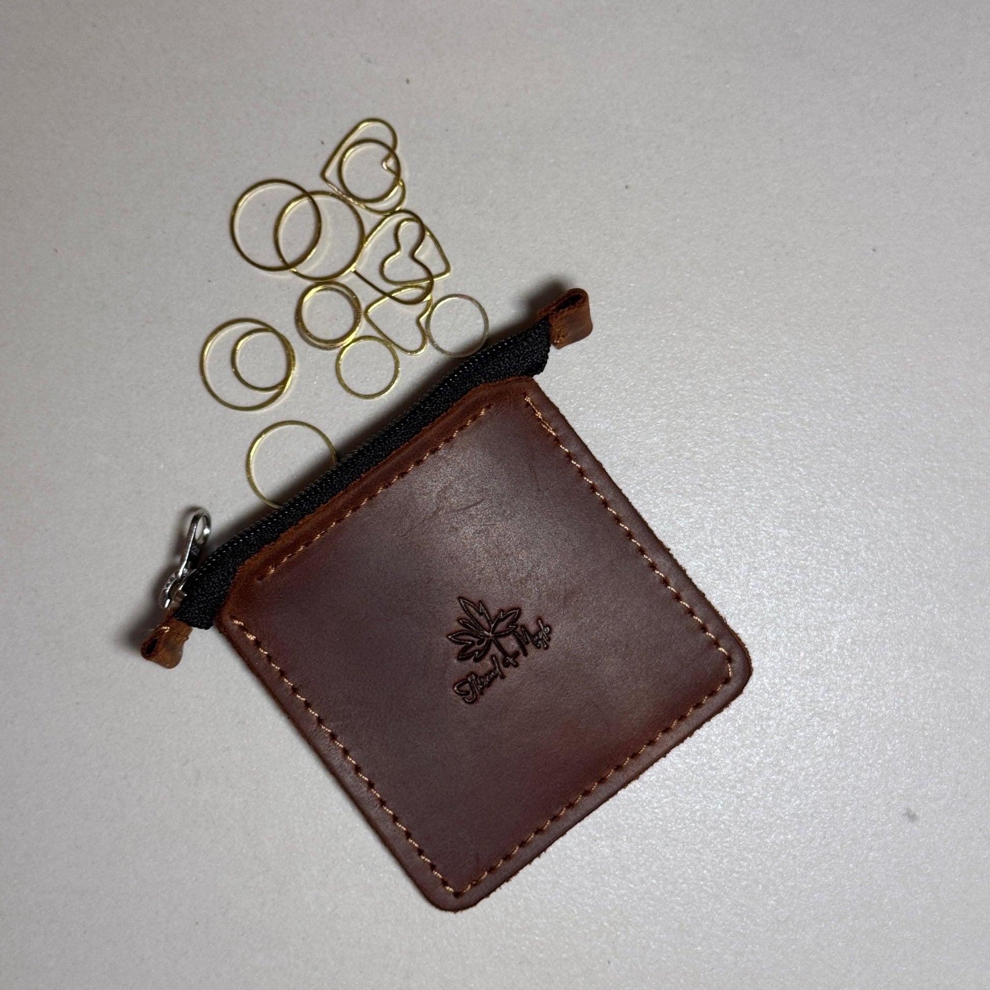 Thread and Maple kompakt veske/pung for maskemarkører og småtilbehør - Strikkeredet Design - Thread and Maple håndlagde lærprodukter
