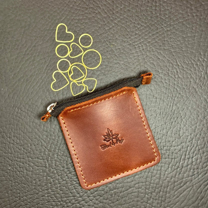Thread and Maple kompakt veske/pung for maskemarkører og småtilbehør - Strikkeredet Design - Thread and Maple håndlagde lærprodukter